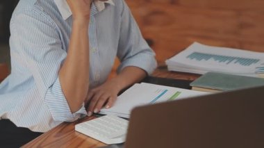 İşletme ve finans dünyasını temsil eden gösterişli bir ofiste çalışan genç bir kadının profesyonel portresi.