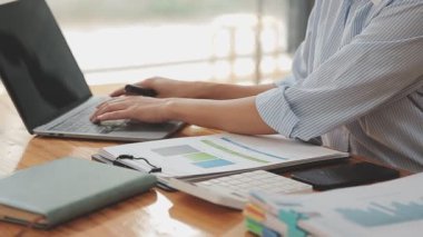 Bilgisayarda çalışan genç iş kadınının portresi modern bir ofis, iş ve finans konsepti arka planında.