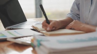 Genç bir girişimcinin portresi, iş ve finans temasını somutlaştıran çağdaş bir ofisteki çalışmalarına odaklandı..