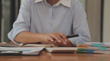 İşletme ve finans dünyasını temsil eden gösterişli bir ofiste çalışan genç bir kadının profesyonel portresi.