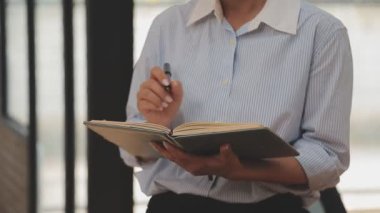 Modern bir ofis içinde görevlerini yapan genç profesyonel bir kadının portresi iş ve finans dünyasının özünü gözler önüne seriyor..