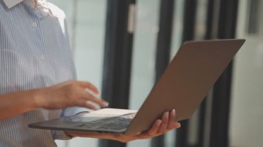 Genç bir girişimcinin portresi, iş ve finans temasını somutlaştıran çağdaş bir ofisteki çalışmalarına odaklandı..