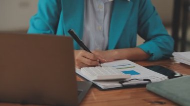 Genç bir girişimcinin portresi, iş ve finans temasını somutlaştıran çağdaş bir ofisteki çalışmalarına odaklandı..