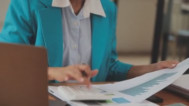 İşletme ve finans dünyasını temsil eden gösterişli bir ofiste çalışan genç bir kadının profesyonel portresi.