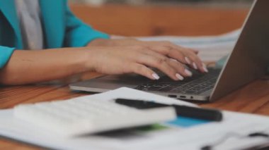 Bilgisayarda çalışan genç iş kadınının portresi modern bir ofis, iş ve finans konsepti arka planında.