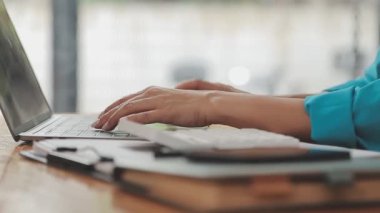 İşletme ve finans dünyasını temsil eden gösterişli bir ofiste çalışan genç bir kadının profesyonel portresi.