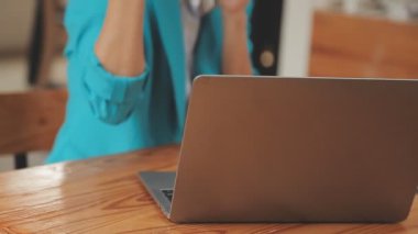 Asyalı iş kadını modern ofiste belgelerle çalışıyor.