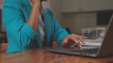 Asyalı iş kadını modern ofiste belgelerle çalışıyor.