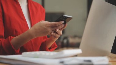 Modern bir ofis içinde görevlerini yapan genç profesyonel bir kadının portresi iş ve finans dünyasının özünü gözler önüne seriyor..