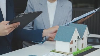 Emlakçı bir evin anahtarlarını veriyor.