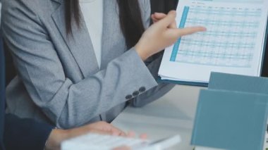Emlakçı ve müşteriyle ev modeli satın alma, sigorta ya da kredi alma ya da emlak ya da mülkiyet sözleşmesi hakkında tartışıyor.