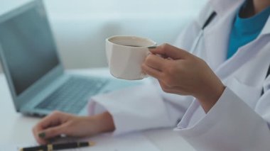 Doktor masadaki bilgisayarı kullanıyor. tıbbi konsept.