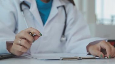 Diş hekimi, diş modelini, diş hijyenini, tablet x-ray teknolojisini, ortodontist uzmanı muayenehanesini inceleyen bir doktor.