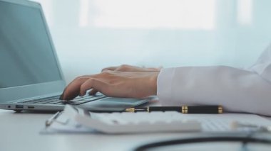 Doktor klinikte tablet bilgisayar kullanıyor. tıbbi sağlık ve tıp konsepti.