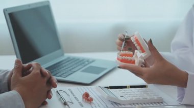 Diş hekiminde dişçi ve hasta.