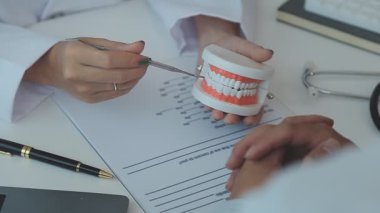 Diş hekiminde dişçi ve hasta.