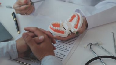 Diş hekiminde dişçi ve hasta.