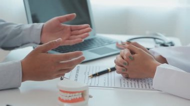 Diş hekiminde dişçi ve hasta.