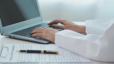 Kapat. Klinikteki doktor..