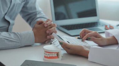 Diş hekiminde dişçi ve hasta.