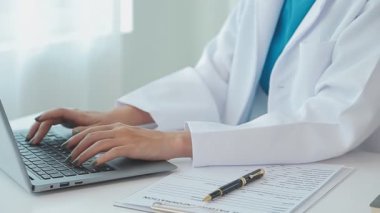 bir bilgisayarda yazarak doktor.