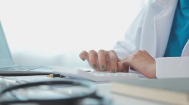 Doktor klinikte dizüstü bilgisayarda çalışıyor..