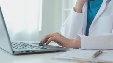 Laptop kliniğinde çalışan doktor