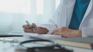 Ofiste çalışan kadın doktor.