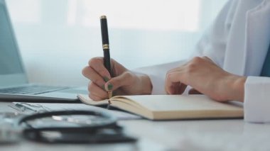 Hastanede çalışan beyaz önlüklü ve steteskoplu genç bir doktor..