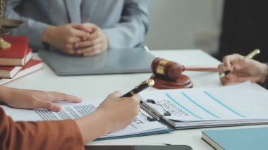 Toplantı odasında birlikte çalışan iş adamları, takım çalışması arka plan çizelgeleri ve grafikler, iş planlama konsepti..