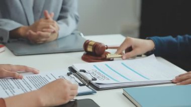 Toplantı odasında birlikte çalışan iş adamları, takım çalışması arka plan çizelgeleri ve grafikler, iş planlama konsepti..