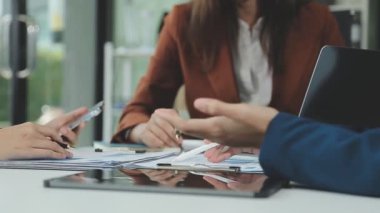 Toplantı odasında birlikte çalışan iş adamları, takım çalışması arka plan çizelgeleri ve grafikler, iş planlama konsepti..