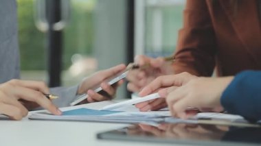 Toplantı odasında birlikte çalışan iş adamları, takım çalışması arka plan çizelgeleri ve grafikler, iş planlama konsepti..