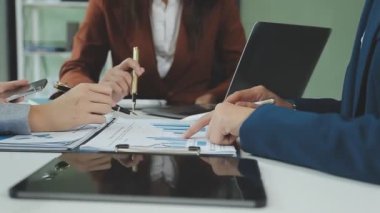 Toplantı odasında birlikte çalışan iş adamları, takım çalışması arka plan çizelgeleri ve grafikler, iş planlama konsepti..