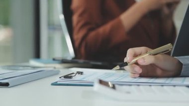 Toplantı odasında birlikte çalışan iş adamları, takım çalışması arka plan çizelgeleri ve grafikler, iş planlama konsepti..