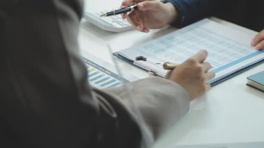 Toplantı odasında birlikte çalışan iş adamları, takım çalışması arka plan çizelgeleri ve grafikler, iş planlama konsepti..