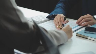 Toplantı odasında birlikte çalışan iş adamları, takım çalışması arka plan çizelgeleri ve grafikler, iş planlama konsepti..