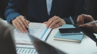 Toplantı odasında birlikte çalışan iş adamları, takım çalışması arka plan çizelgeleri ve grafikler, iş planlama konsepti..