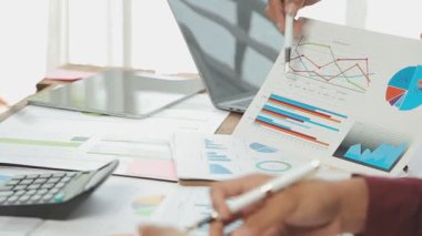 Ofiste mali verilerle çalışan iş adamları