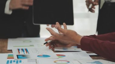 Ofiste mali verilerle çalışan iş adamları