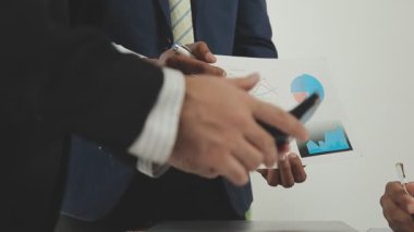 Ofiste mali verilerle çalışan iş adamları