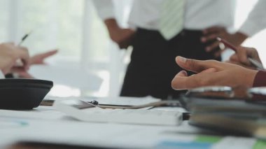 Ofiste mali verilerle çalışan iş adamları