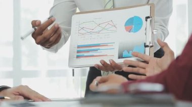 Ofiste mali verilerle çalışan iş adamları