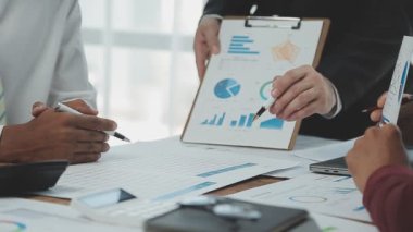 Ofiste mali verilerle çalışan iş adamları
