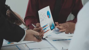 Ofiste mali verilerle çalışan iş adamları