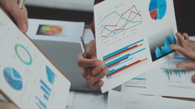 Ofiste mali verilerle çalışan iş adamları