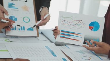 Ofiste mali verilerle çalışan iş adamları