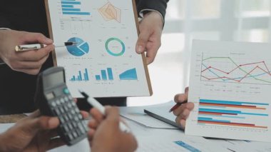 Ofiste mali verilerle çalışan iş adamları