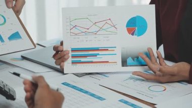 Ofiste mali verilerle çalışan iş adamları