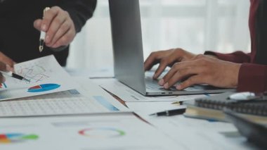 Ofiste mali verilerle çalışan iş adamları